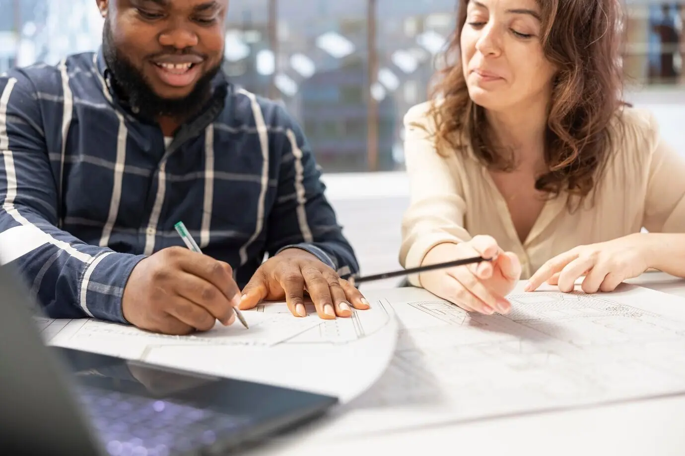 Ein Unternehmer unterzeichnet einen Vertrag zur Anmietung eines erstklassigen Gebäudes.