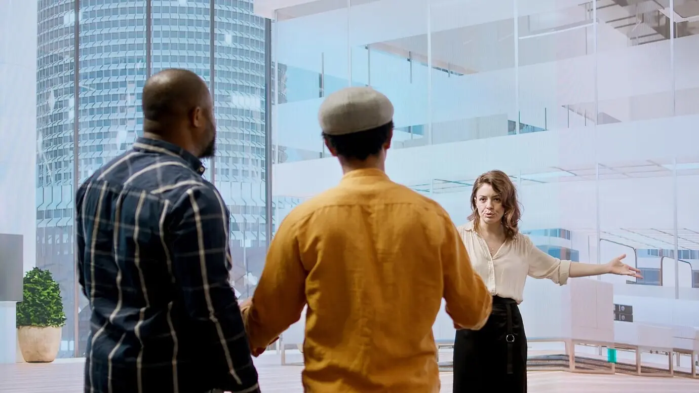 Geschäftsleute und ein Immobilienmakler, die detaillierte Baupläne begutachten